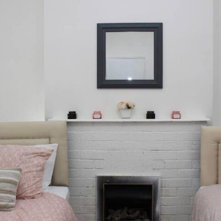 Newly Refurbished 3 Bed 2.5 Bath House In Staines Villa Bagian luar foto