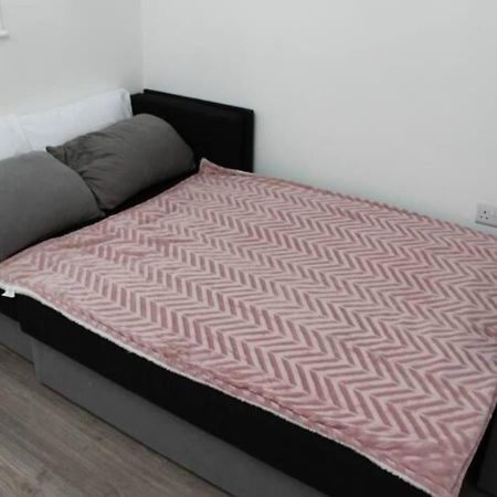 Newly Refurbished 3 Bed 2.5 Bath House In Staines Villa Bagian luar foto