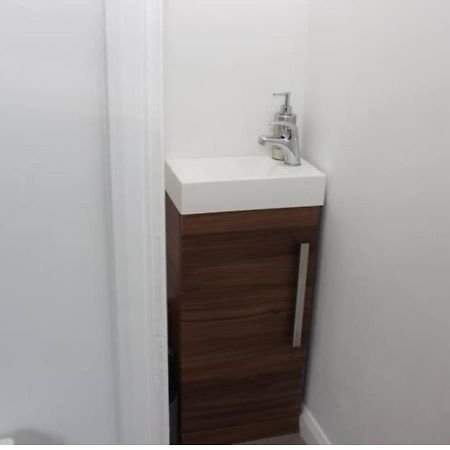 Newly Refurbished 3 Bed 2.5 Bath House In Staines Villa Bagian luar foto