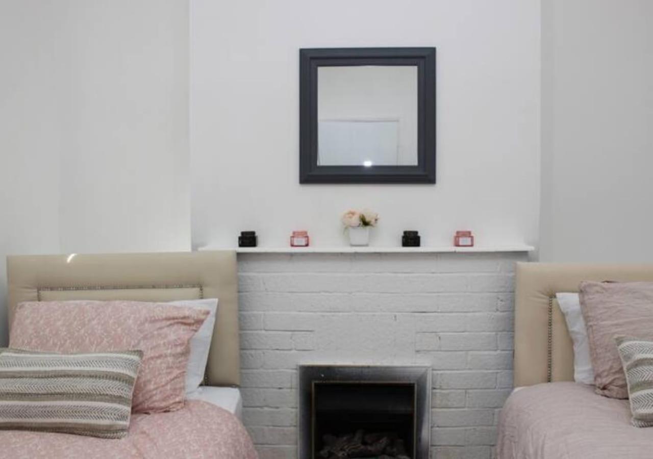 Newly Refurbished 3 Bed 2.5 Bath House In Staines Villa Bagian luar foto