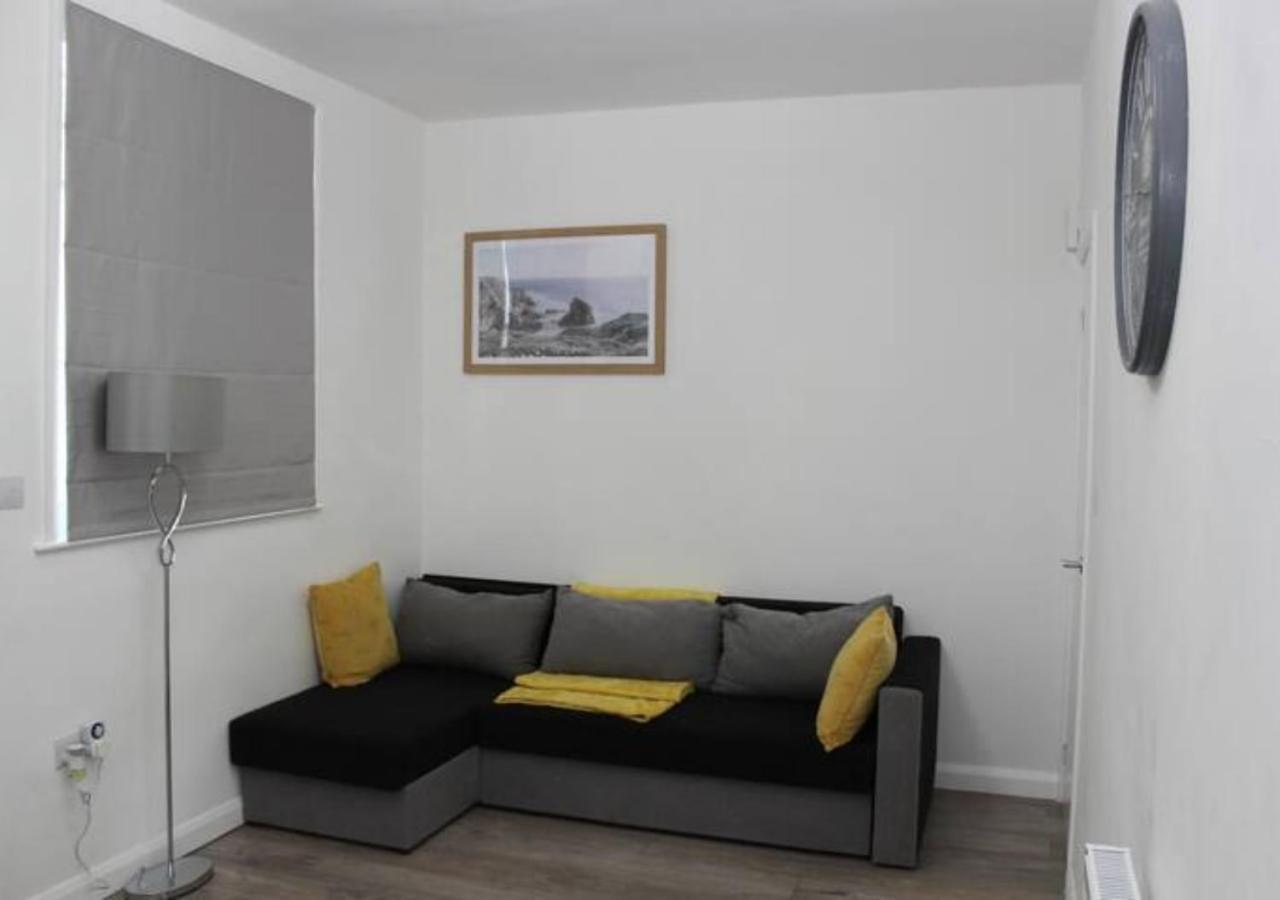 Newly Refurbished 3 Bed 2.5 Bath House In Staines Villa Bagian luar foto