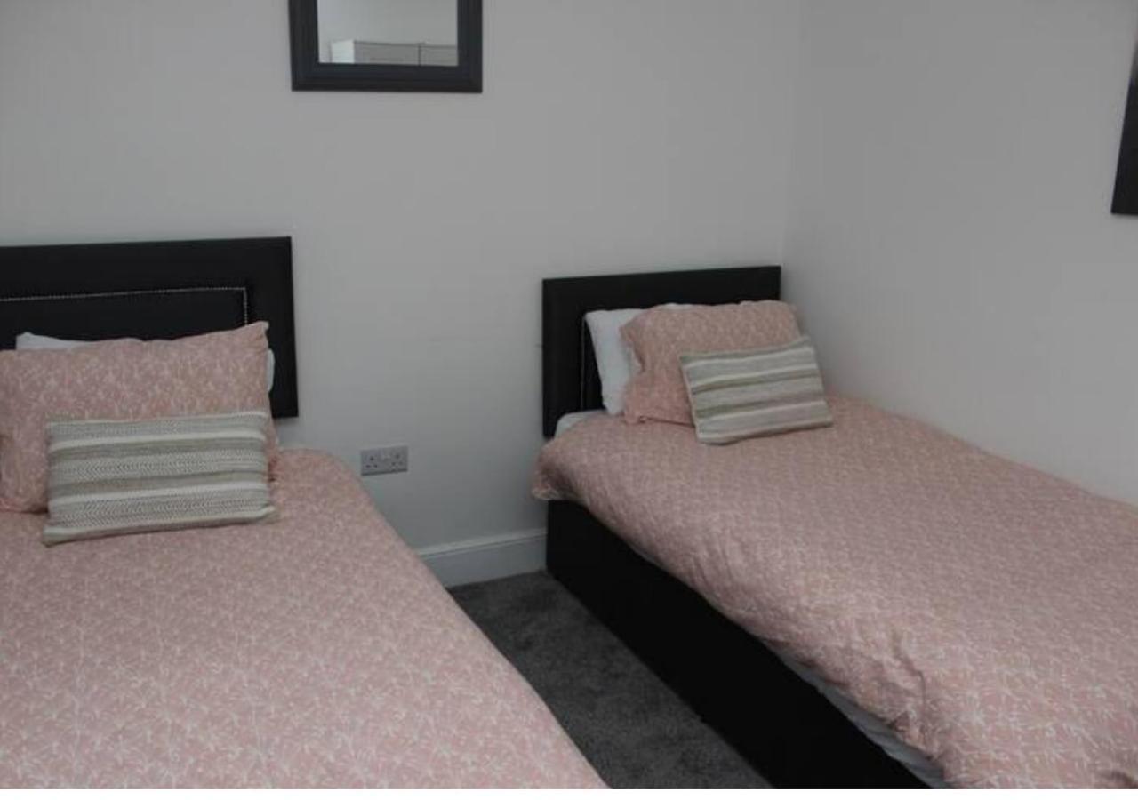 Newly Refurbished 3 Bed 2.5 Bath House In Staines Villa Bagian luar foto