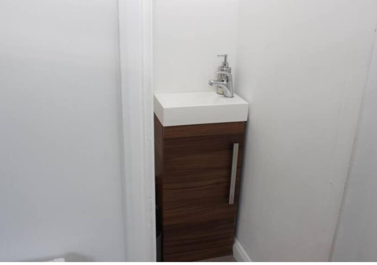 Newly Refurbished 3 Bed 2.5 Bath House In Staines Villa Bagian luar foto